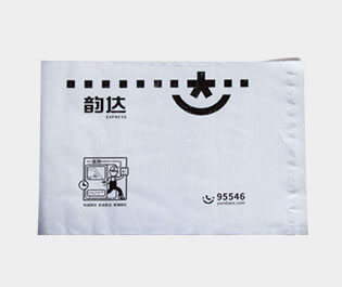 塑料快遞袋使用較多的是用聚乙烯材料做成，具有成本低，使用方便，防水性能好的特點。多用于運送文件、單據(jù)、資料、貨物等所包裝用的袋子。又稱為速遞袋、郵寄袋、快遞打包袋。體輕，富有彈性，有良好的抗沖擊性，無毒、無味、防潮、耐腐蝕，環(huán)保性較強，并且回收力度較大。