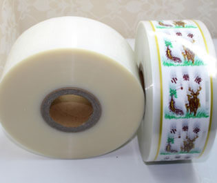 "食品復(fù)合膜是由PE等薄膜材料符合而成， 廣泛適用于包裝、食品、藥品等產(chǎn)品，具有環(huán)保、無臭無異味、熱封性能好、阻隔性好、遮光性強、耐油、強度高等特點。"
