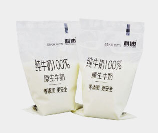 牛奶包裝袋是由三層或兩層共擠吹膜機生產(chǎn)而成。 成品膜印刷效果好，保香阻氧，安全衛(wèi)生，低碳環(huán)保，耐擠壓刺穿性強。