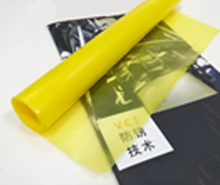 本公司采用三層共擠吹膜機，由內(nèi)層模體、中層模體、外層膜體組成，分別將三層共擠的膜體配方進行配比，配三種不同屬性的合金擠出機，配套合適的高精度模具和德系風(fēng)環(huán)，均勻混合擠出，一次性吹制的薄膜。本公司設(shè)備吹制的防銹膜在不破損的情況下，使用壽命長，防銹能力強，成本低等特點。